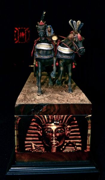 Tutankamón en carro de guerra