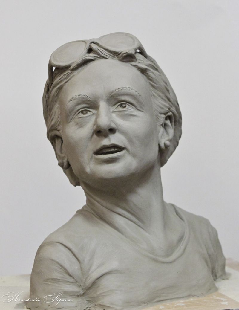 Femaile portret in paper clay