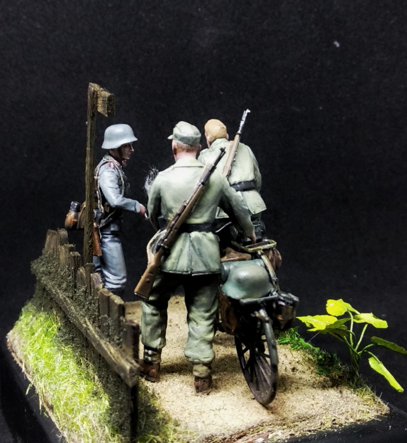 1/35 German Soldiers with Bicycle
