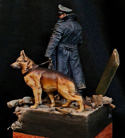 Oficial paseando a su perro