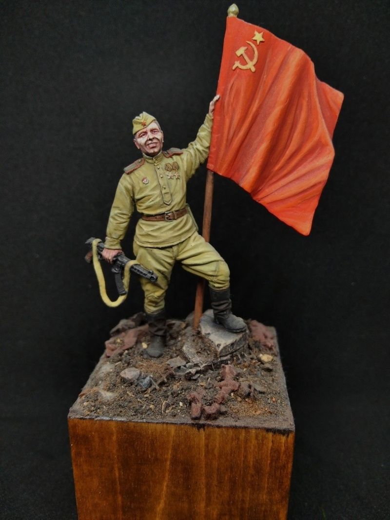 “Гвардии ефрейтор пехоты Кр. Армии с советским флагом. 1943-45 гг. СССР
