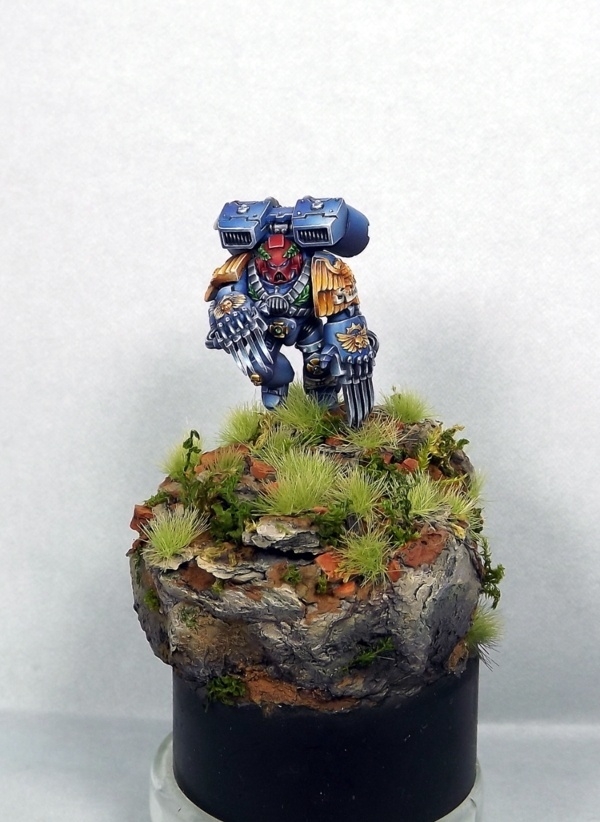 Space Marines Vanguard Veteran with Lightning Claws